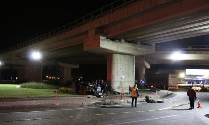 Edirne'de otomobil köprülü kavşağa çarptı: 1 ölü 2 yaralı