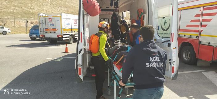 Niğde'de otomobil ile kamyon çarpıştı