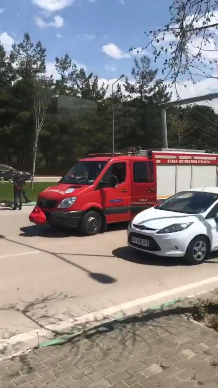 Bursa'da, direğe çarpan yolcu midibüsü yan yattı: 5 yaralı -5