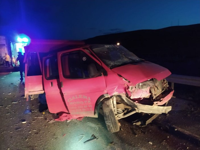 Kırıkkale'de kontrolden çıkan kamyon, kamyonete çarptı: 1 ölü, 4 yaralı -3