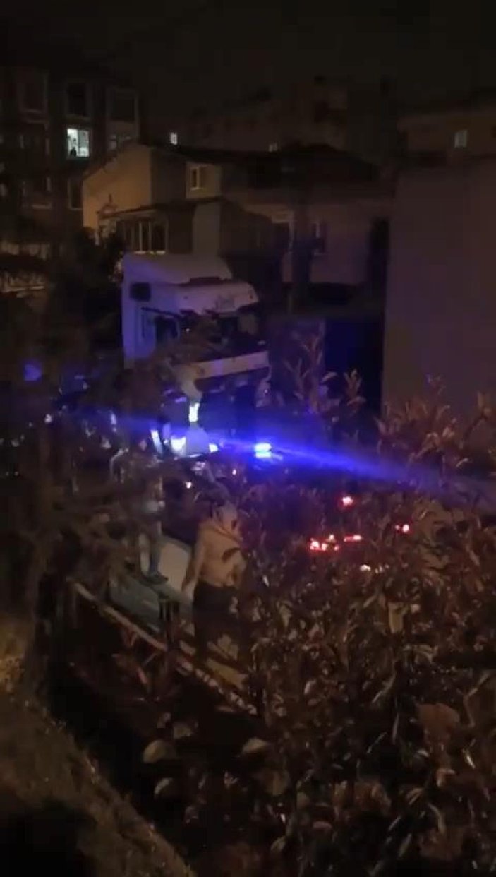 Bursa'da kalabalık iki aile arasındaki kavgayı polis ayırdı; o anlar kamerada -5