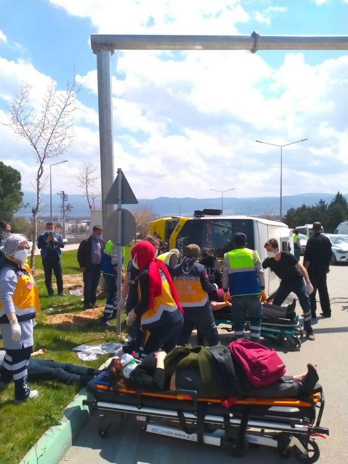 Bursa'da, direğe çarpan yolcu midibüsü yan yattı: 5 yaralı -1