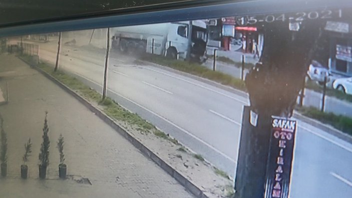 Kocaeli'de tankerin taksiyi ezdiği anlar