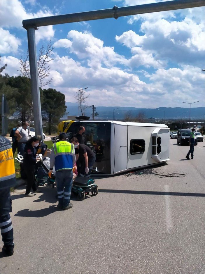 Bursa'da, direğe çarpan yolcu midibüsü yan yattı: 5 yaralı -4
