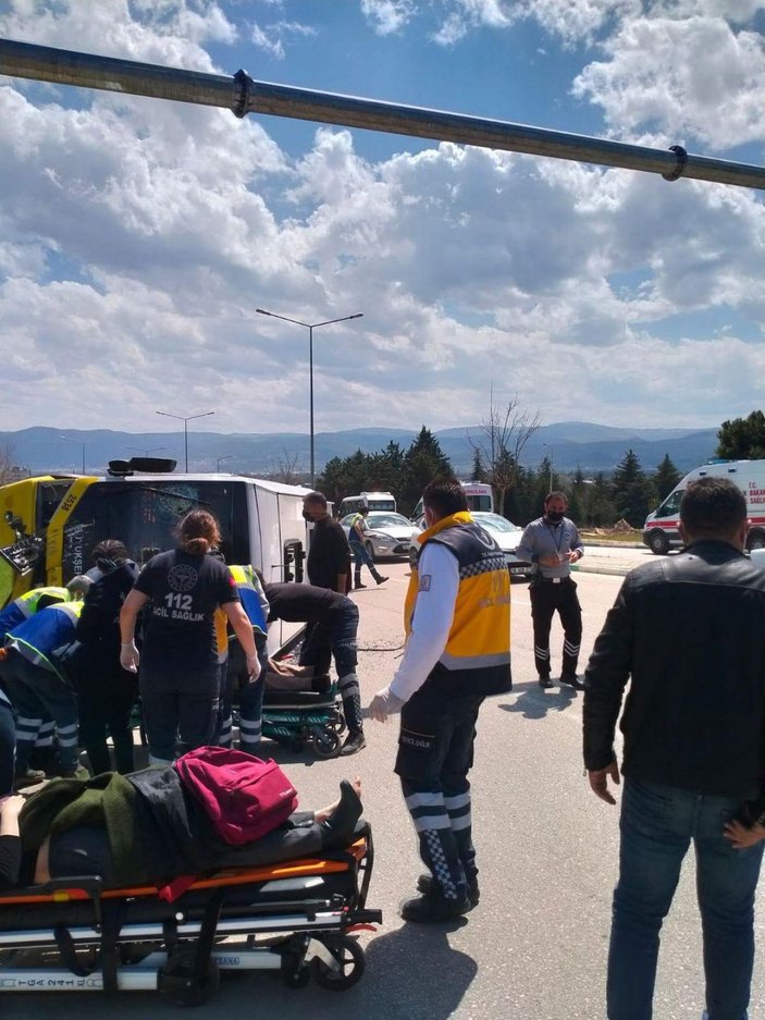 Bursa'da, direğe çarpan yolcu midibüsü yan yattı: 5 yaralı -3
