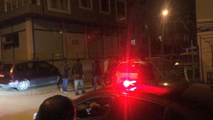 Bursa'da kalabalık iki aile arasındaki kavgayı polis ayırdı; o anlar kamerada -3