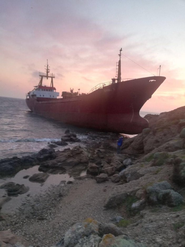 Çanakkale, Bozcaada açıklarında kargo gemisi karaya oturdu  -3