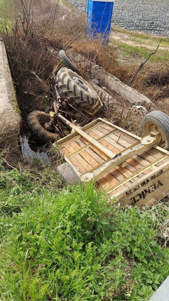 Tarlaya giden traktör şarampole devrildi: 5 yaralı -2