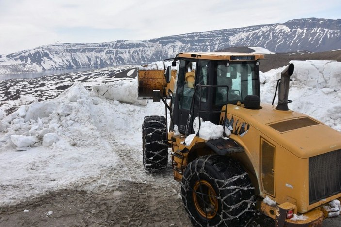 Bitlis’te bahar ayında yolları kapayan 10 metrelik karla mücadele