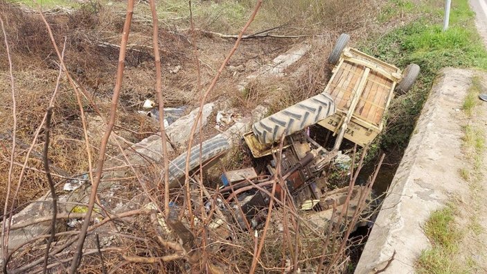 Tarlaya giden traktör şarampole devrildi: 5 yaralı -1