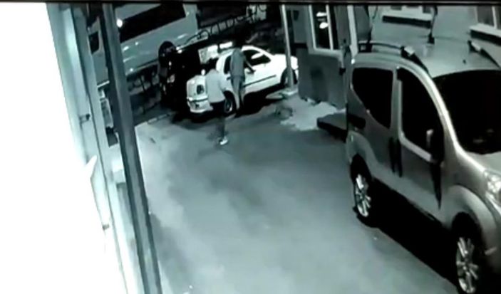 Kısıtlamada, otomobilden 5 dakikada teyp hırsızlığı kamerada -1