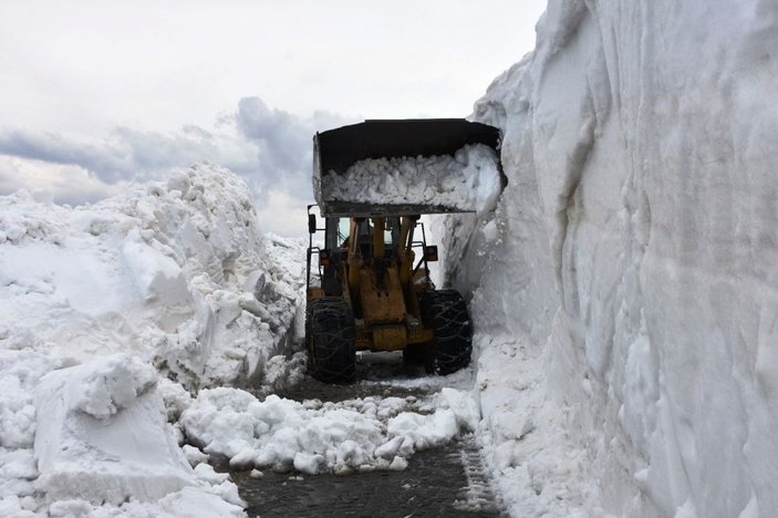 Bitlis’te bahar ayında yolları kapayan 10 metrelik karla mücadele