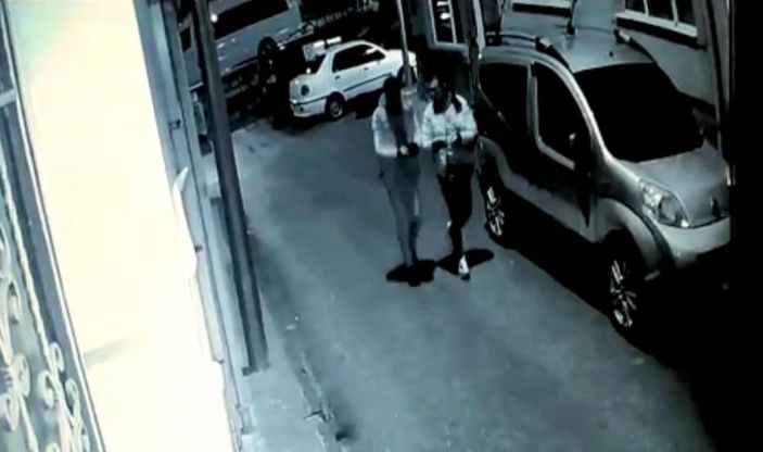 Kısıtlamada, otomobilden 5 dakikada teyp hırsızlığı kamerada -3