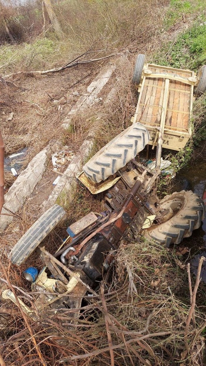 Tarlaya giden traktör şarampole devrildi: 5 yaralı -3