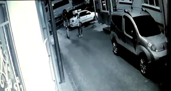 Kısıtlamada, otomobilden 5 dakikada teyp hırsızlığı kamerada -2