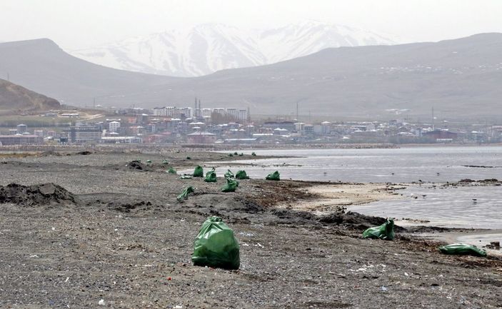 Van Gölü sahilinde 10 ton çöp toplandı -4
