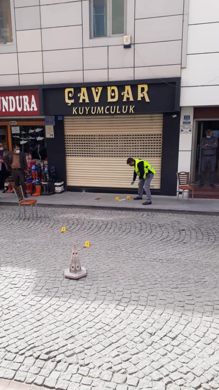 Kuyumcu, iş yeri önünde uğradığı silahlı saldırıda yaralandı -3