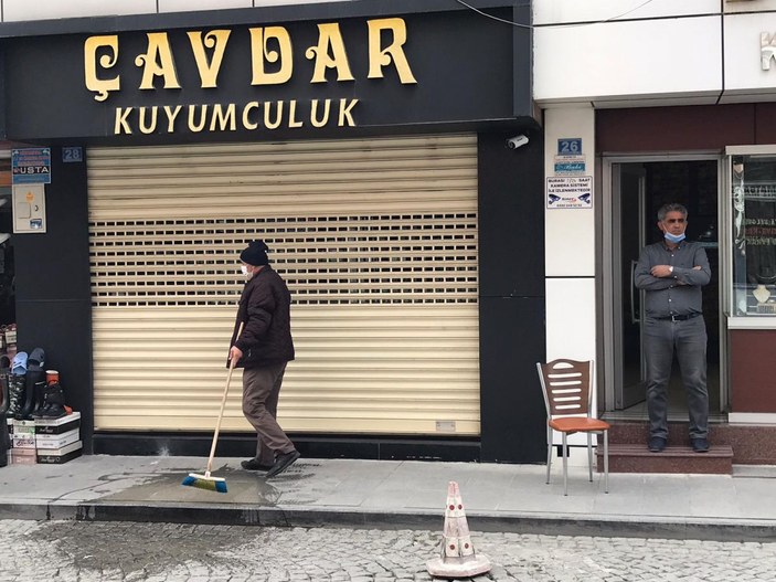 Kuyumcu, iş yeri önünde uğradığı silahlı saldırıda yaralandı -7