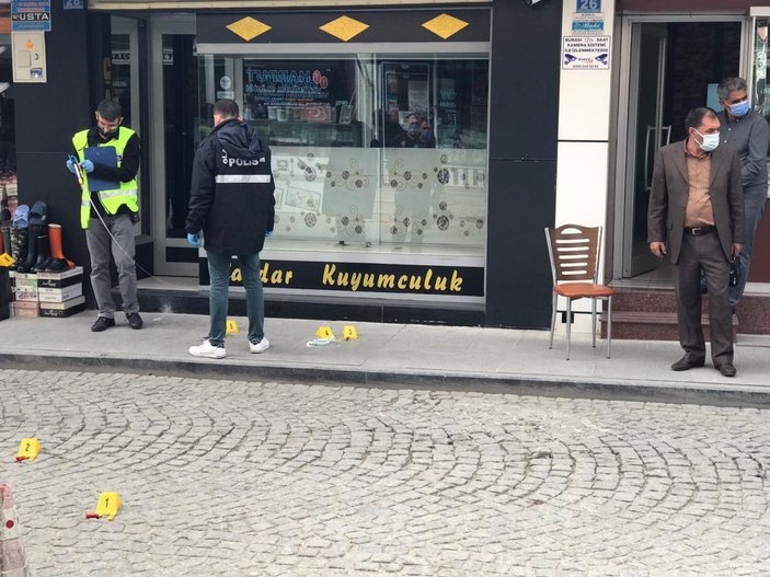 Kuyumcu, iş yeri önünde uğradığı silahlı saldırıda yaralandı -6