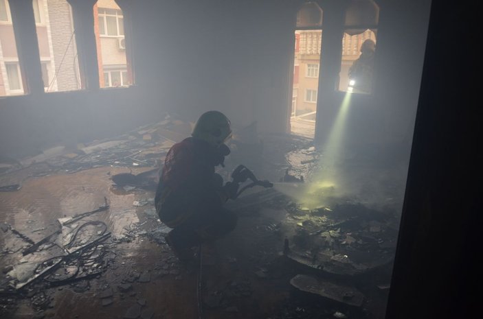 Boş binada ısınmak için ateş yakan evsizler, parkeleri tutuşturdu -3