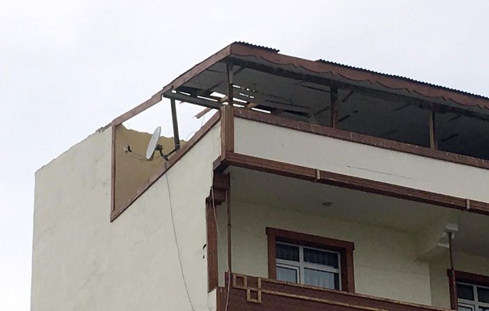 Erzurum'da fırtına; otomobil sürücüsünün uçan çatıdan kıl payı kurtulması kamerada -8
