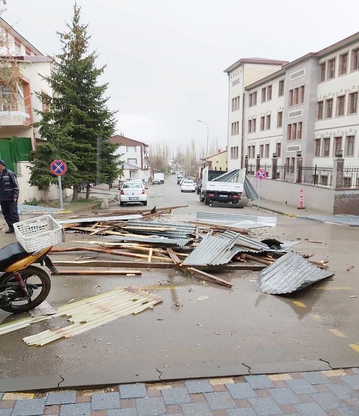 Erzurum'da fırtına; otomobil sürücüsünün uçan çatıdan kıl payı kurtulması kamerada -3