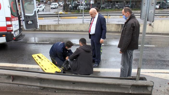 d Pendik'te sipariş yetiştirmeye çalışan motosikletli kurye otomobile çarptı -1
