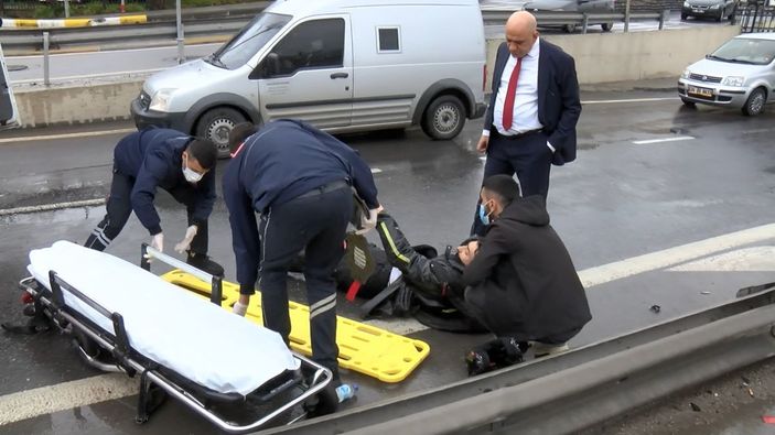 Pendik'te sipariş yetiştirmeye çalışan motosikletli kurye otomobile çarptı -3