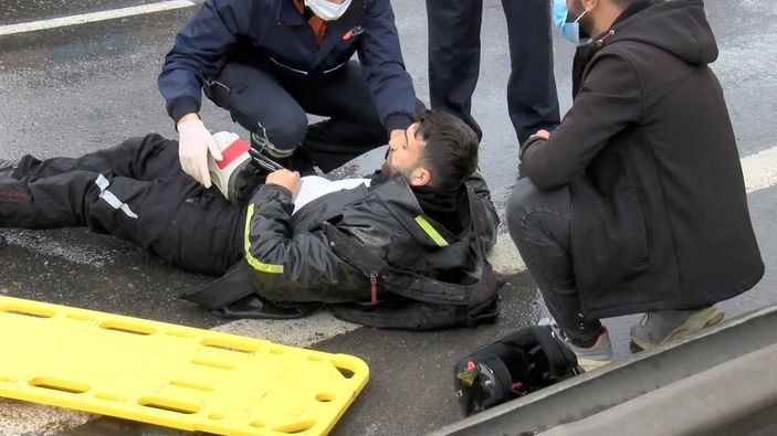 Pendik'te sipariş yetiştirmeye çalışan motosikletli kurye otomobile çarptı -2