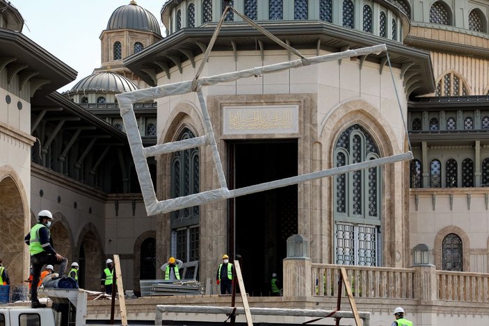Taksim'de yapımı devam eden caminin dev avizesi ile kapısının kasası takıldı -4