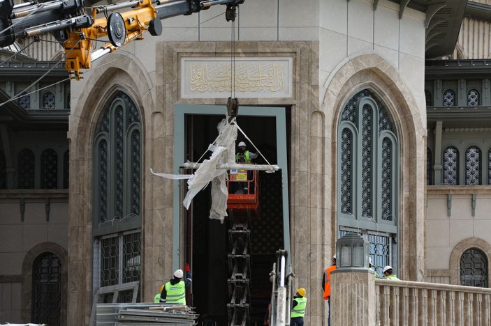 Taksim'de yapımı devam eden caminin dev avizesi ile kapısının kasası takıldı -2