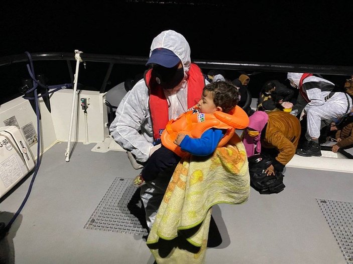 Çeşme açıklarında 30 kaçak göçmen kurtarıldı -3