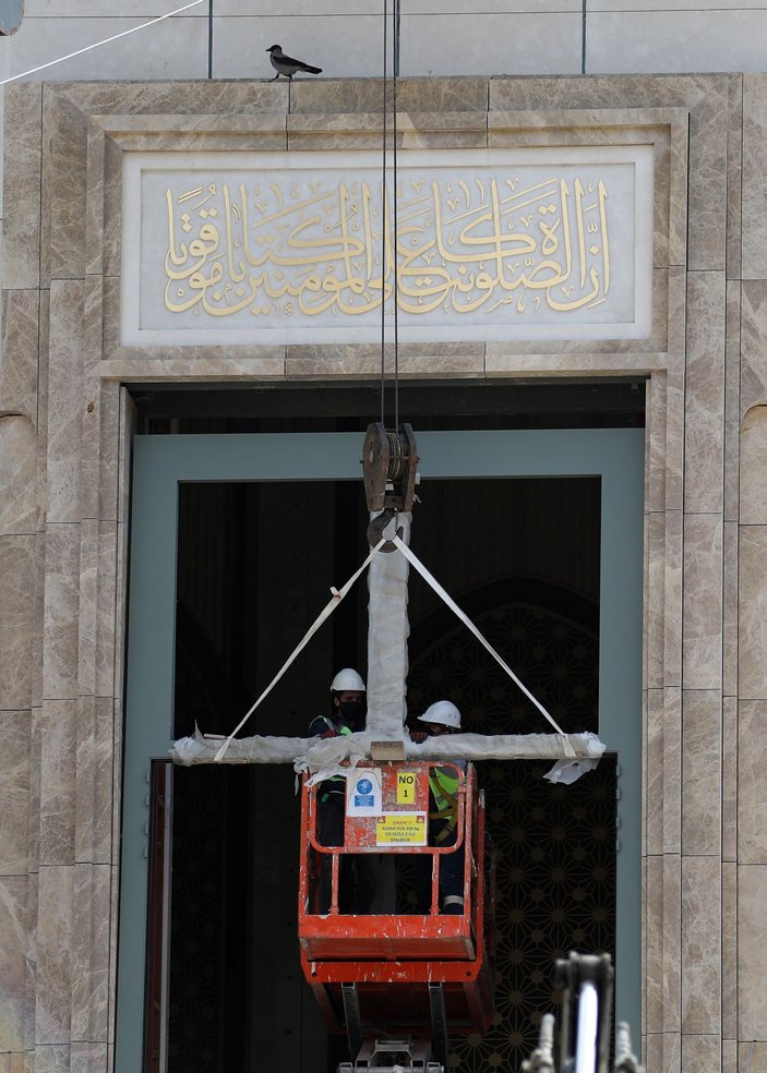 Taksim'de yapımı devam eden caminin dev avizesi ile kapısının kasası takıldı -3