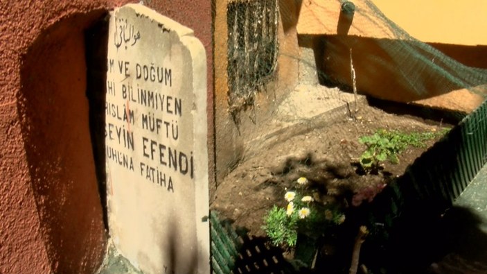 Fatih'te görenleri şaşkına çeviren mezar -5