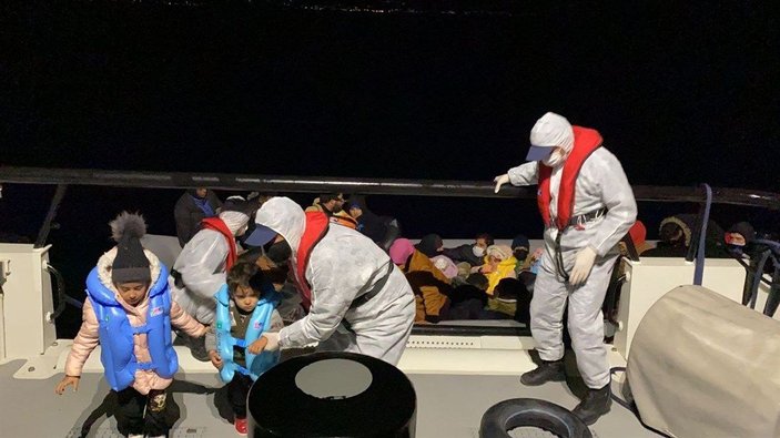Çeşme açıklarında 30 kaçak göçmen kurtarıldı -4