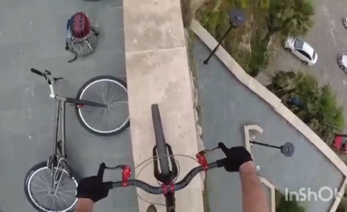 Antalya'da bisikletli gençlerden Kaleiçi surlarında tehlikeli akrobasi