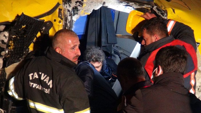 Tatvan'da TIR ile kamyonet çarpıştı: 1 ölü, 2 yaralı -4