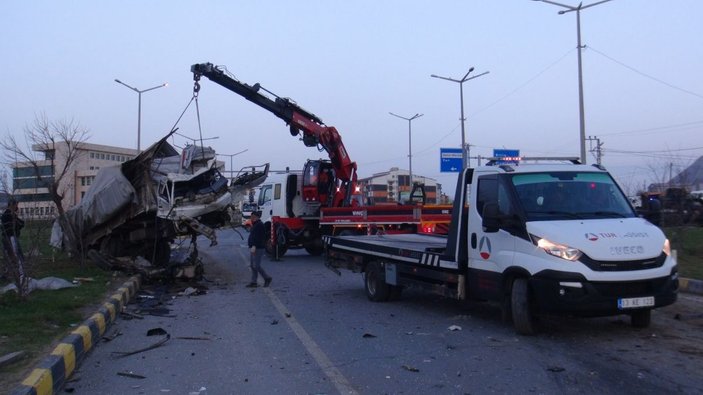 Tatvan'da TIR ile kamyonet çarpıştı: 1 ölü, 2 yaralı -2
