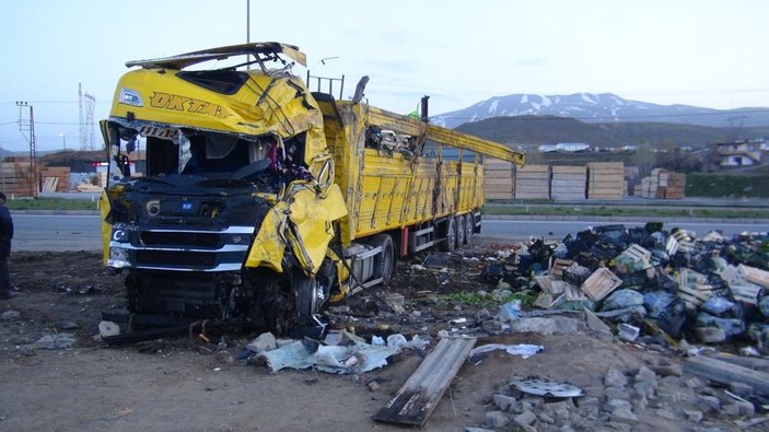 Tatvan'da TIR ile kamyonet çarpıştı: 1 ölü, 2 yaralı -1