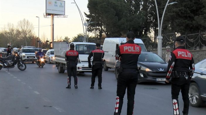 Esenler'de polis ekipleri iftarlarını denetim sırasında açtı -1