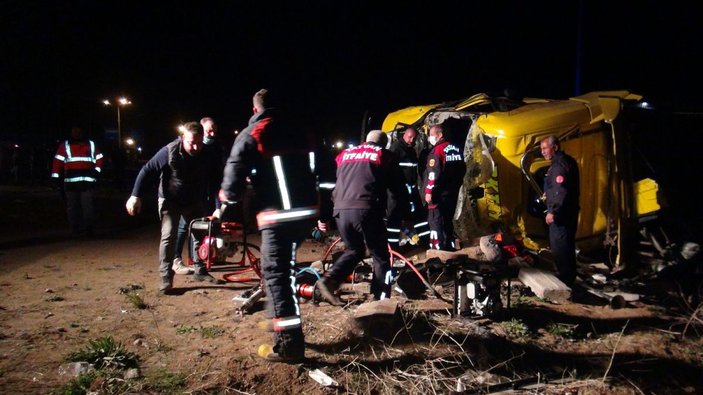 Tatvan'da TIR ile kamyonet çarpıştı: 1 ölü, 2 yaralı -3