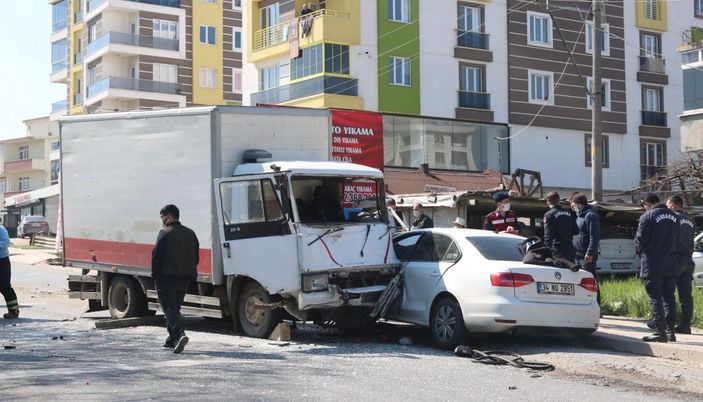 Çerkezköy'de freni boşan kamyonet 5 araca çarptı: 2 yaralı -3