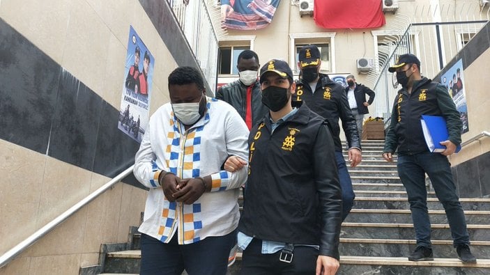 Beşiktaş'ta 4 kilo sahte altın satan Afrikalı şüpheliler yakalandı -5