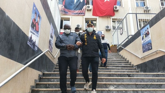 Beşiktaş'ta 4 kilo sahte altın satan Afrikalı şüpheliler yakalandı -1
