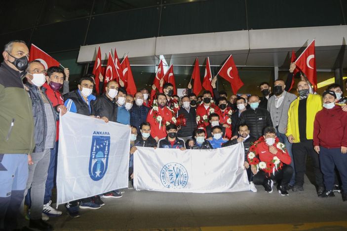 Avrupa şampiyonu Milli Güreşçiler, Ankara'ya geldi -6