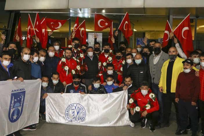 Avrupa şampiyonu Milli Güreşçiler, Ankara'ya geldi -5
