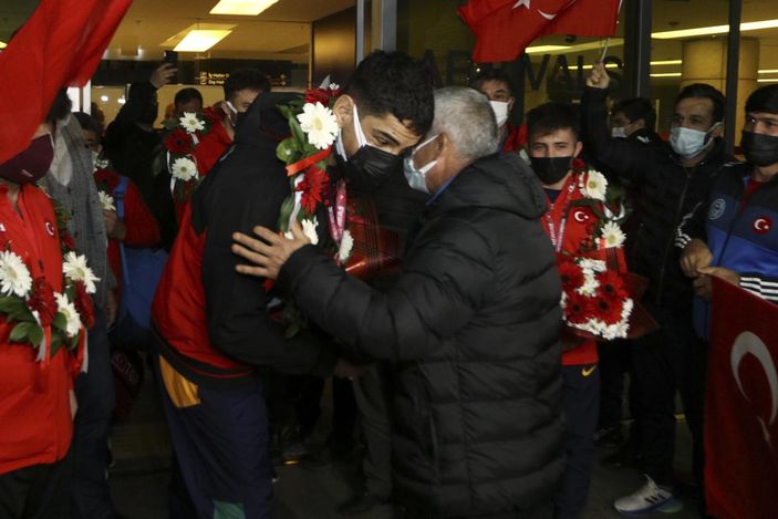 Avrupa şampiyonu Milli Güreşçiler, Ankara'ya geldi -8