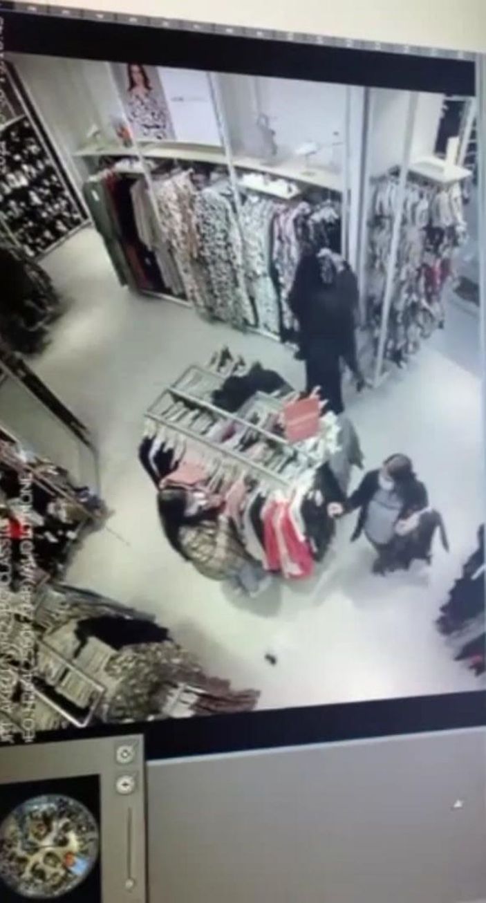 d Esenyurt'ta kıyafet seçer gibi yaptılar; kadının çantasından parayı böyle çaldılar -1