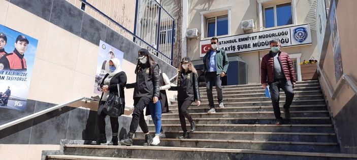 d Esenyurt'ta kıyafet seçer gibi yaptılar; kadının çantasından parayı böyle çaldılar -4