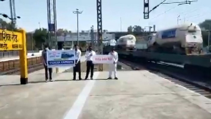 Hindistan’da oksijen krizi: Oksijen tankları trenlerle taşınıyor -2